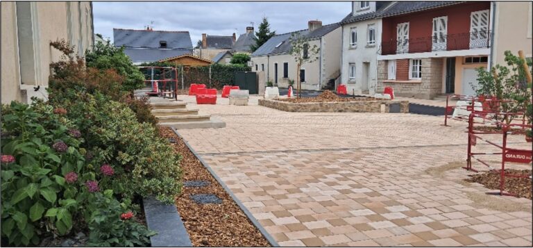 place de la mairie montreuil sur maine
